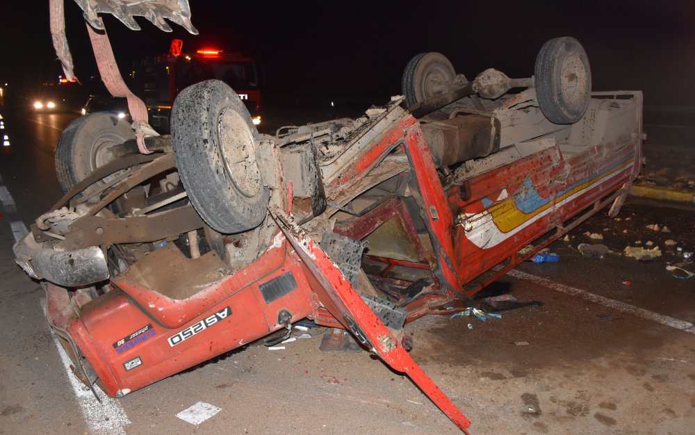 Sivas'ta kamyonet devrildi: 1 ölü, 1 yaralı