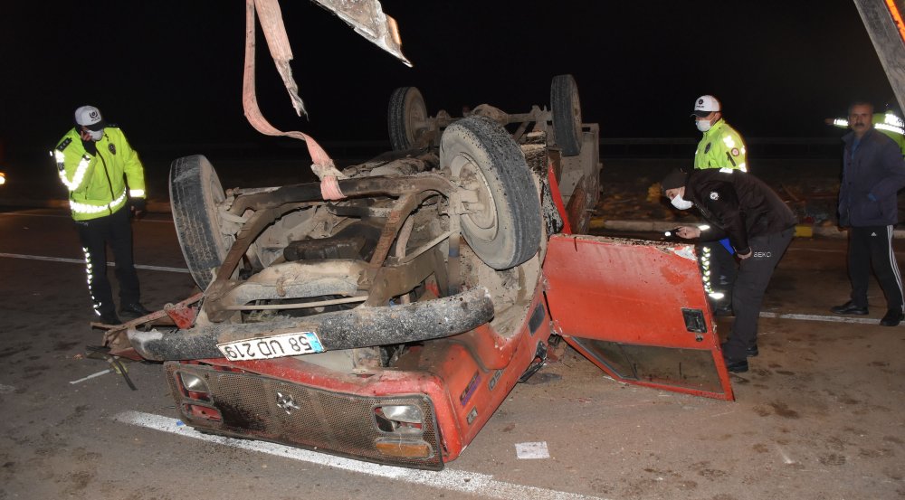 Sivas'ta kamyonet devrildi: 1 ölü, 1 yaralı