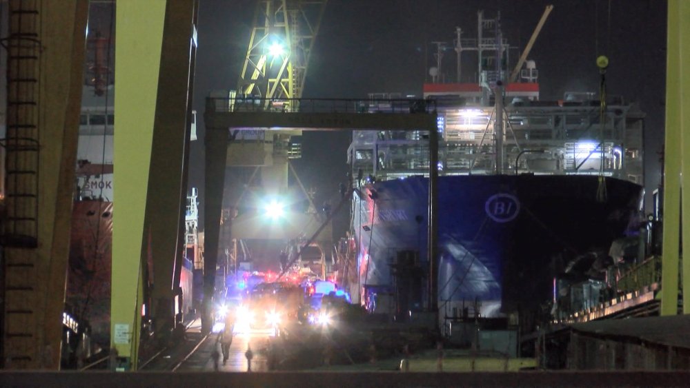 Tuzla'da tersanede bakımda olan gemide yangın: 1 işçi yaralı (Geniş haber)