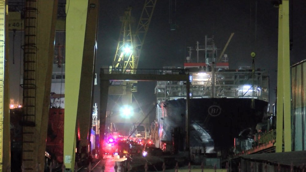 Tuzla'da tersanede bakımda olan gemide yangın: 1 işçi yaralı (Geniş haber)