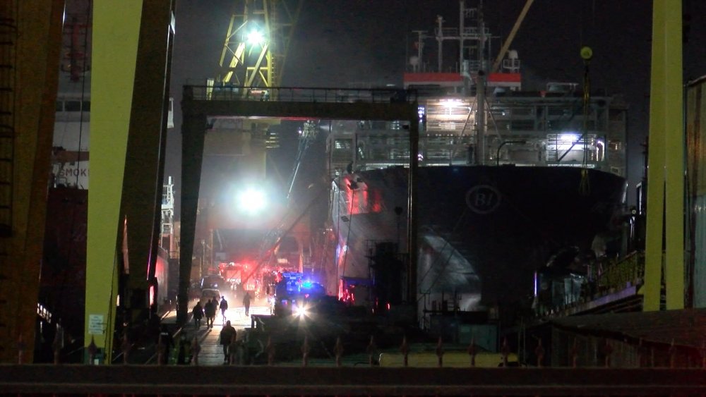 Tuzla'da tersaneler bölgesinde gemi yangını