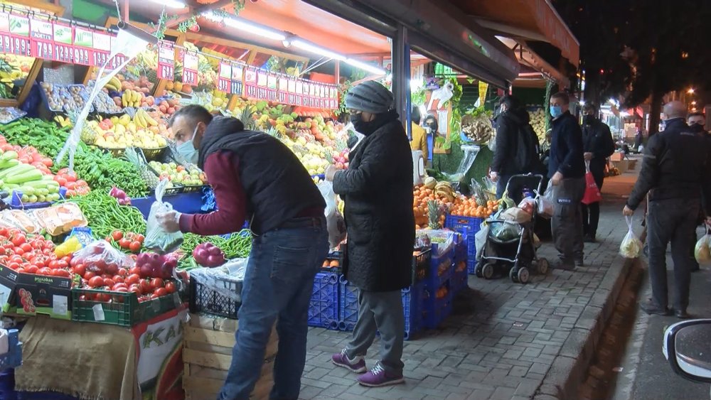 Ümraniye'de kısıtlama öncesi market yoğunluğu