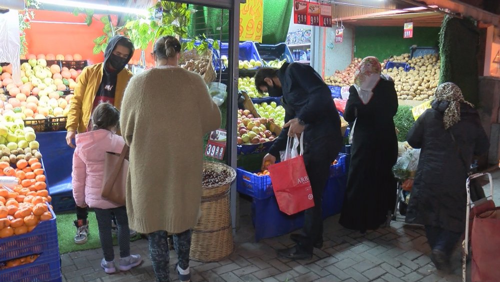 Ümraniye'de kısıtlama öncesi market yoğunluğu