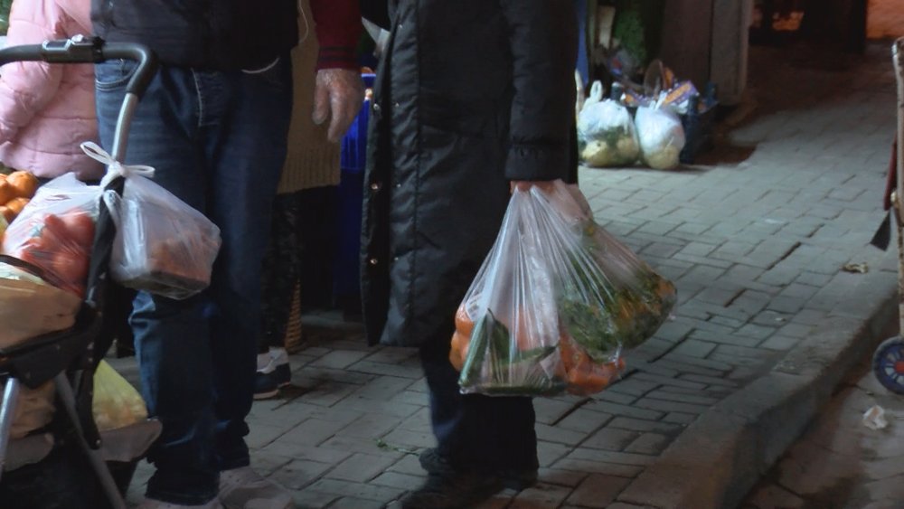 Ümraniye'de kısıtlama öncesi market yoğunluğu