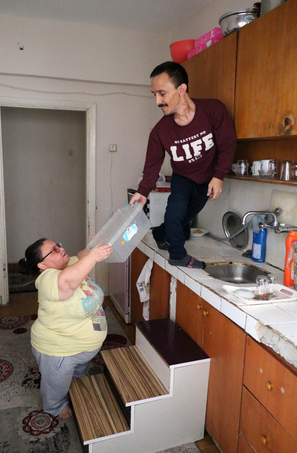Boyu kısa çiftin mutfak dolabı ve tezgahıyla imtihanı