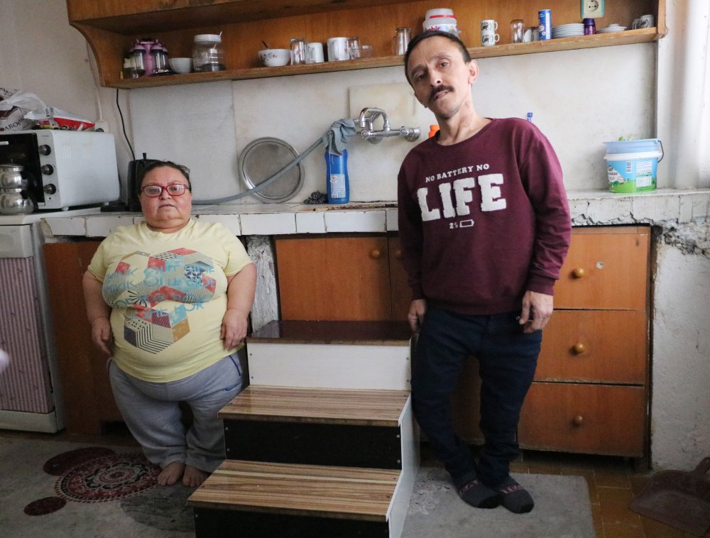 Boyu kısa çiftin mutfak dolabı ve tezgahıyla imtihanı
