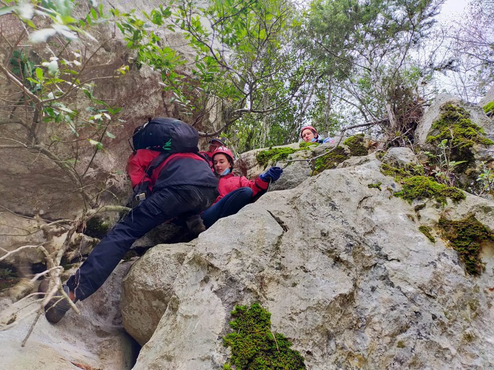 Dağlık alanda mahsur kalan Rus turistleri jandarma kurtardı