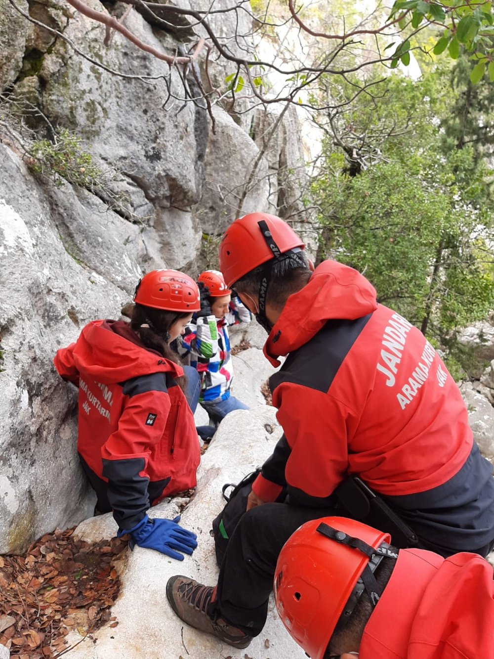 Dağlık alanda mahsur kalan Rus turistleri jandarma kurtardı