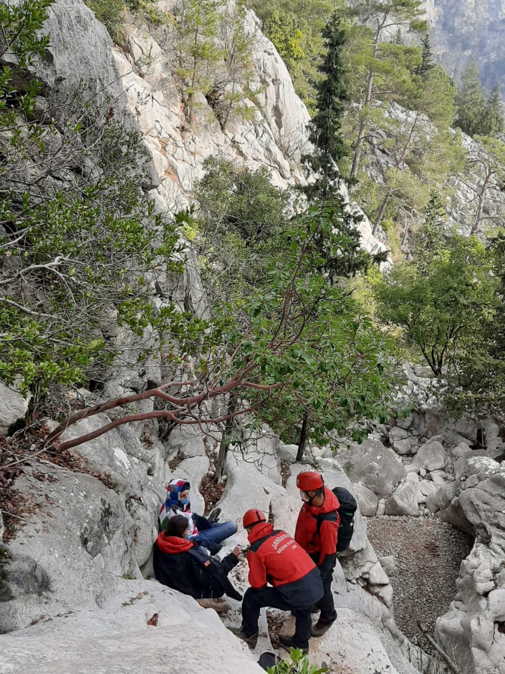 Dağlık alanda mahsur kalan Rus turistleri jandarma kurtardı