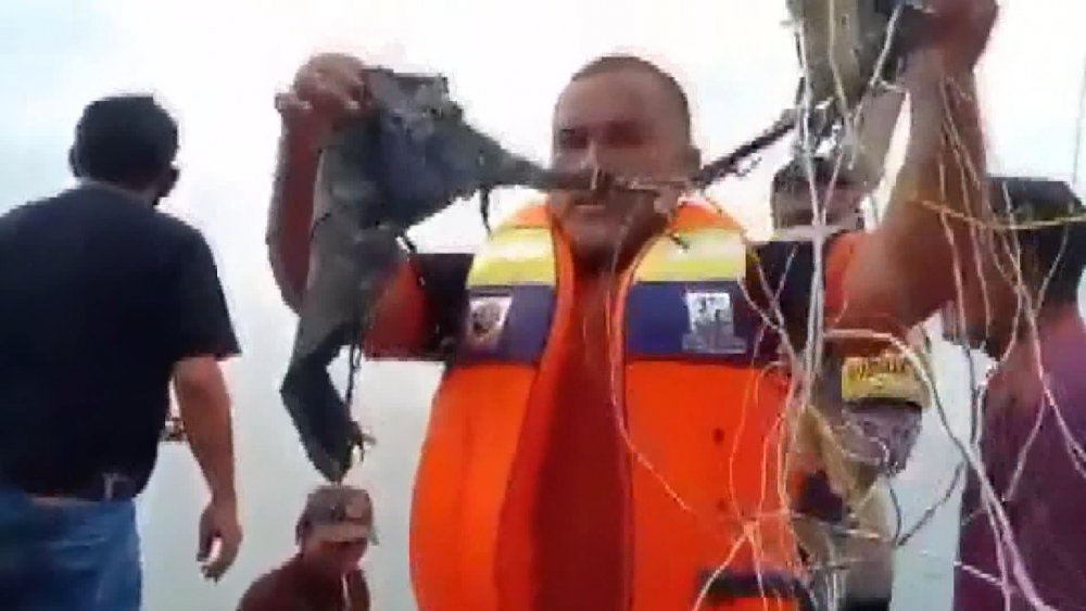 Endonezya'da yolcu uçağı ile irtibat kesildi