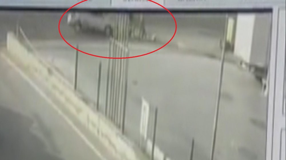 Kontrolden çıkan otomobil, kaldırımda bekleyen çocuklara çarptı