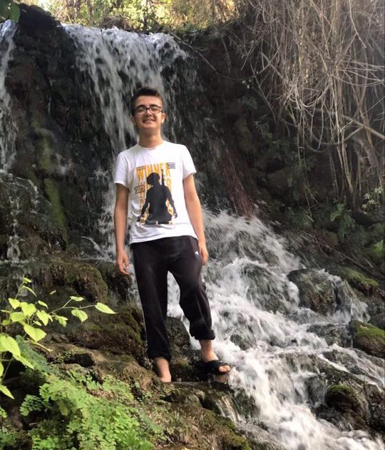 Kontrolden çıkan otomobil, kaldırımda bekleyen çocuklara çarptı