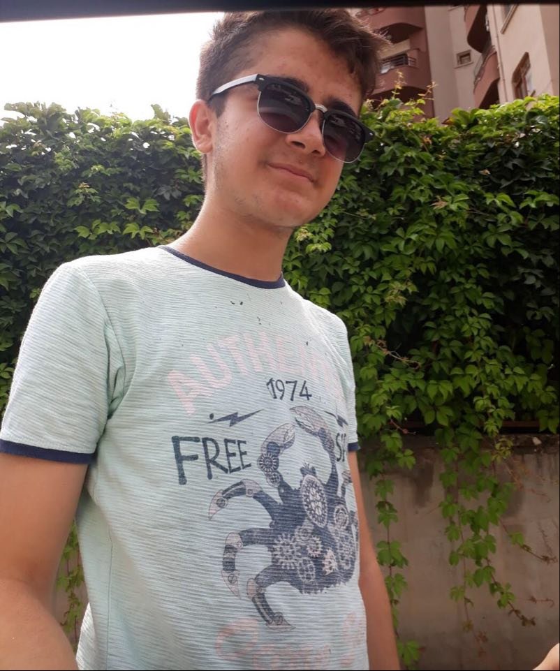 Kontrolden çıkan otomobil, kaldırımda bekleyen çocuklara çarptı