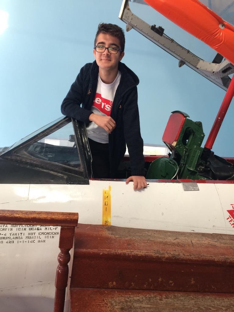 Kontrolden çıkan otomobil, kaldırımda bekleyen çocuklara çarptı