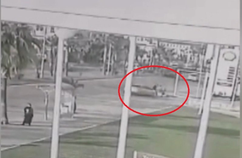 Kontrolden çıkan otomobil, kaldırımda bekleyen çocuklara çarptı