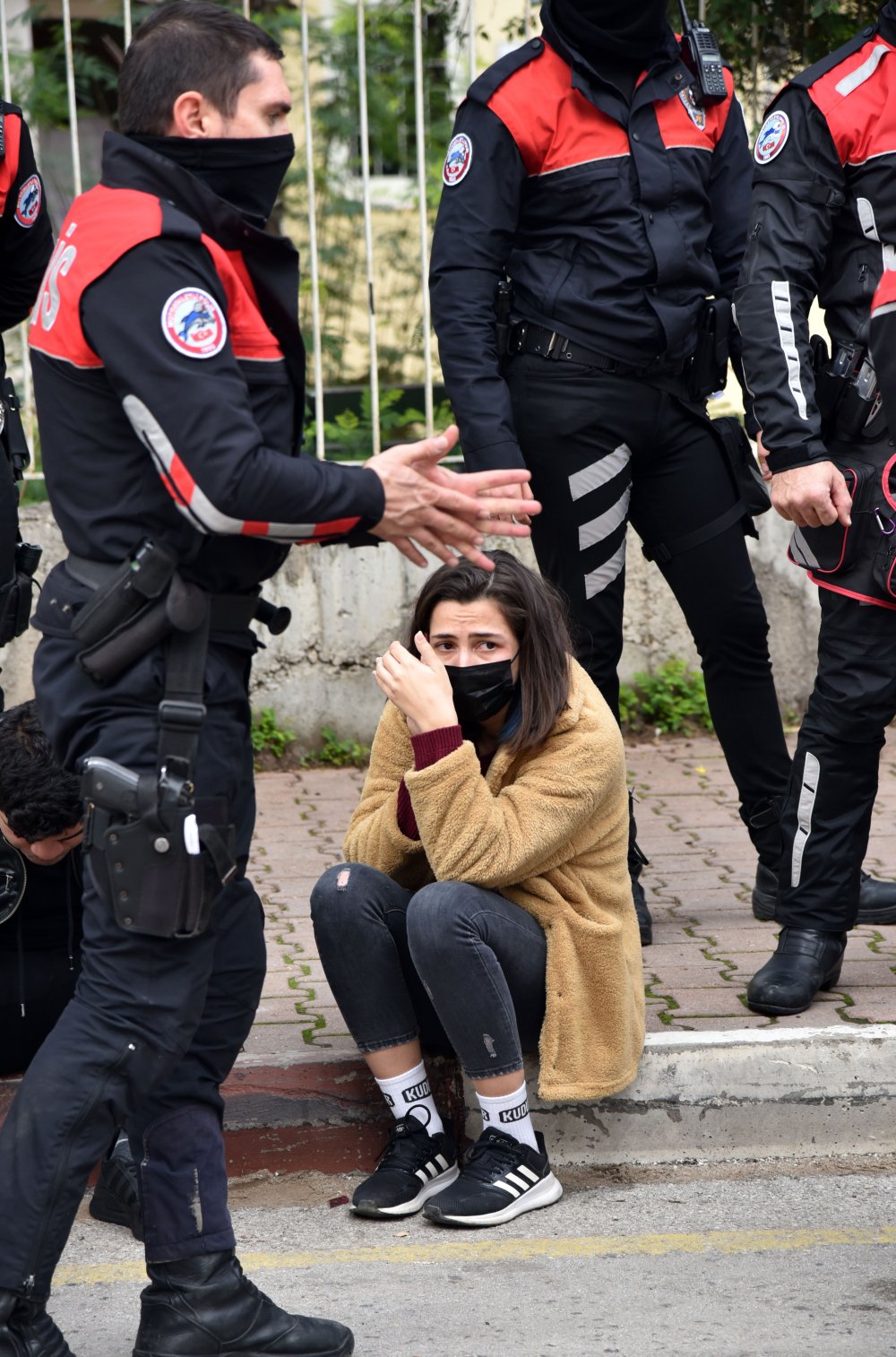 Polisin 'dur' ihtarına uymadılar, kaza yapınca yakalandılar