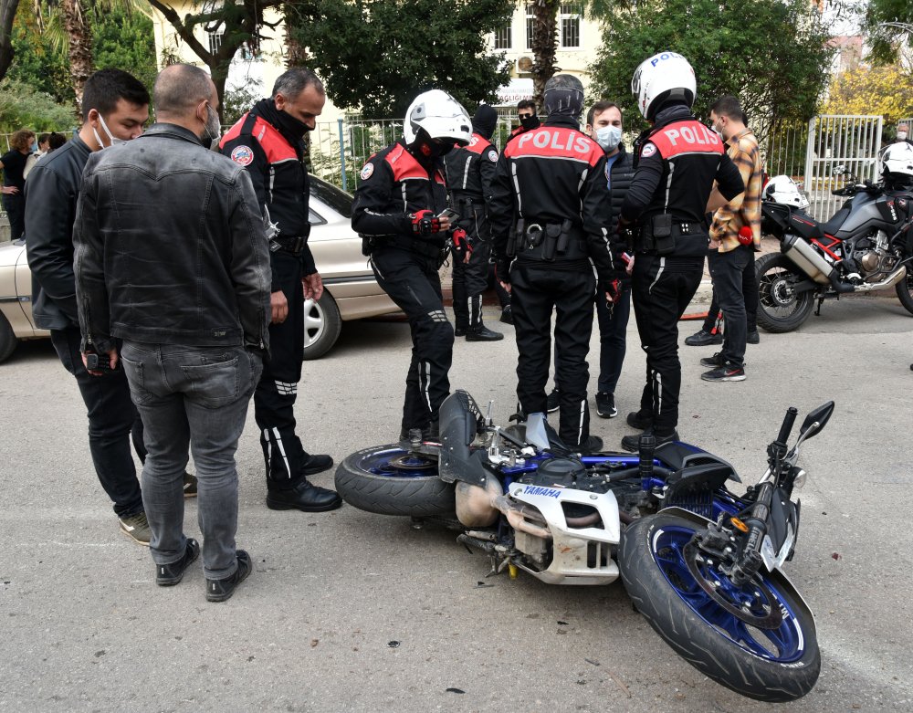 Polisin 'dur' ihtarına uymadılar, kaza yapınca yakalandılar