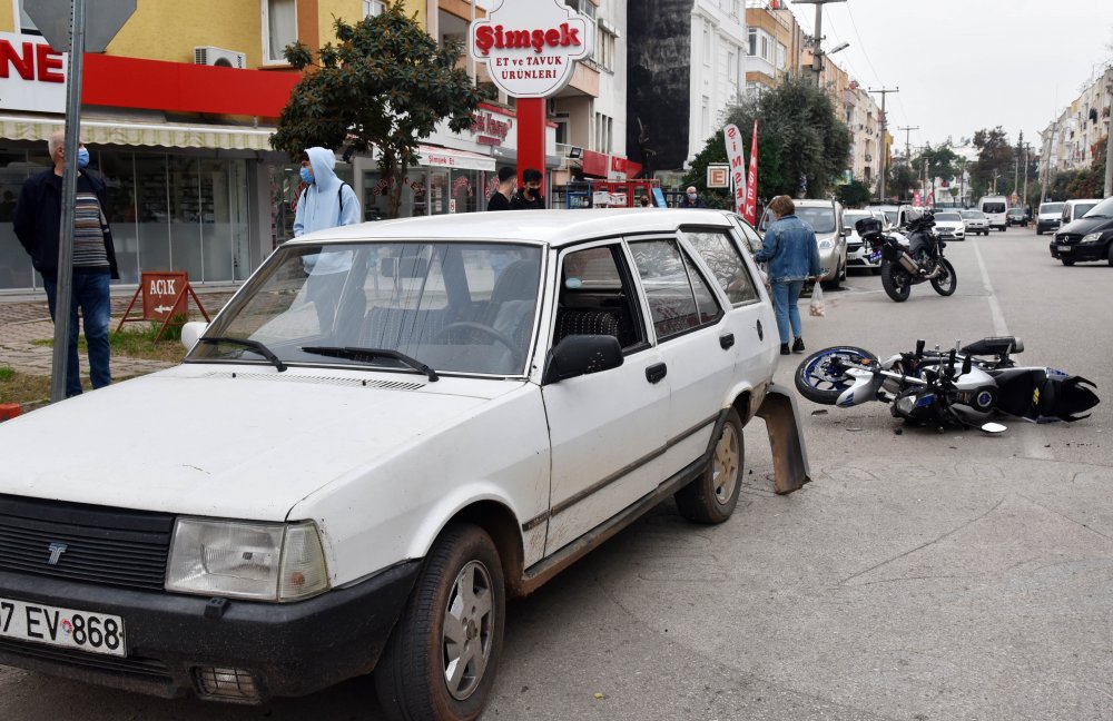 Polisin 'dur' ihtarına uymadılar, kaza yapınca yakalandılar