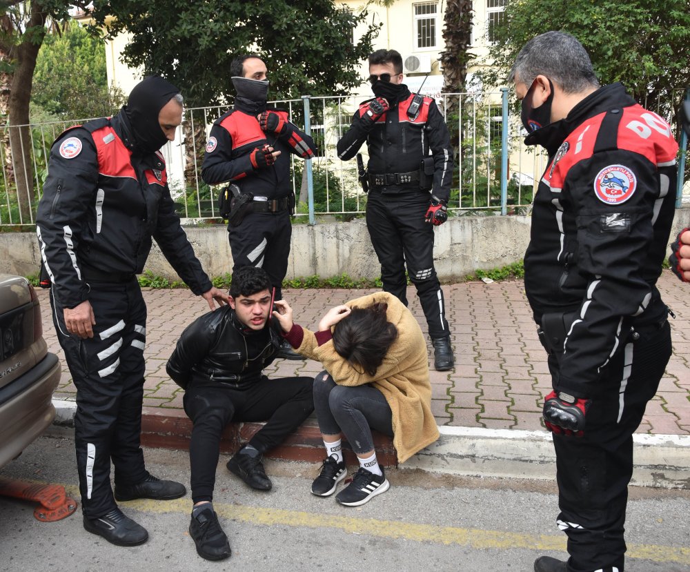 Polisin 'dur' ihtarına uymadılar, kaza yapınca yakalandılar