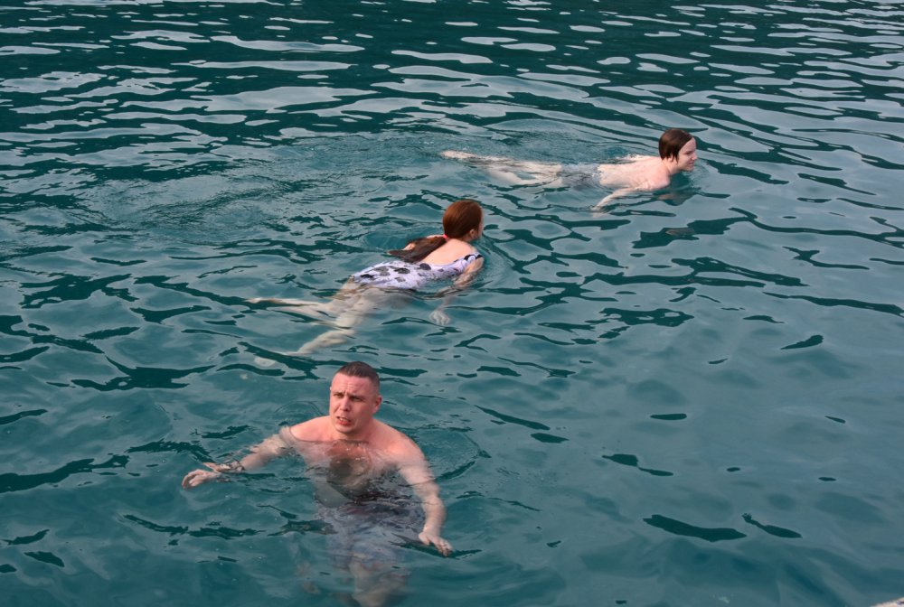 Rus turistlerin Demre'de deniz keyfi