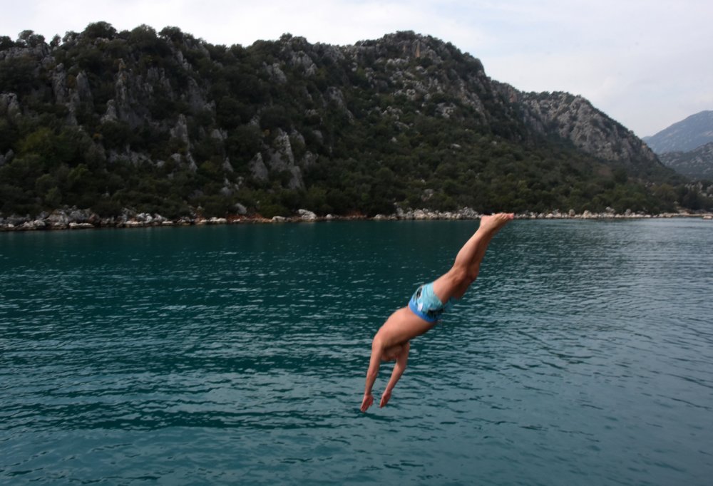 Rus turistlerin Demre'de deniz keyfi