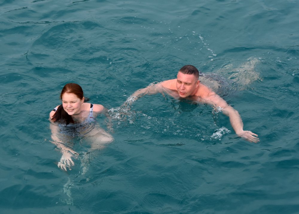 Rus turistlerin Demre'de deniz keyfi