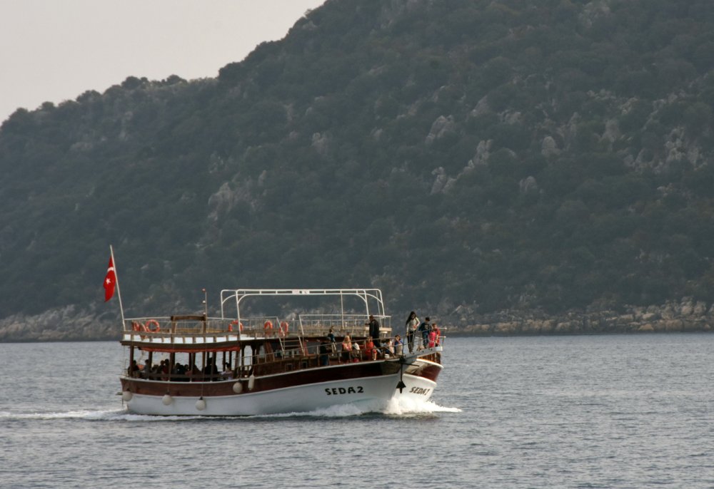 Rus turistlerin Demre'de deniz keyfi