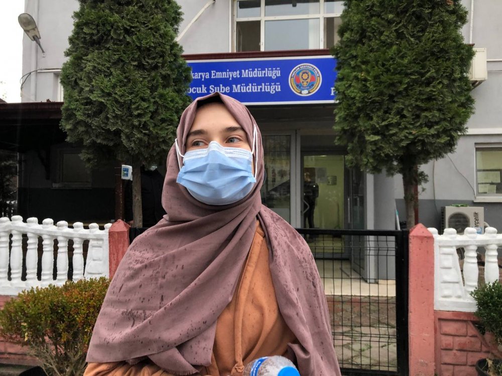 'Yavruları annelerinden ayırmayın' diyen genç kıza tokat