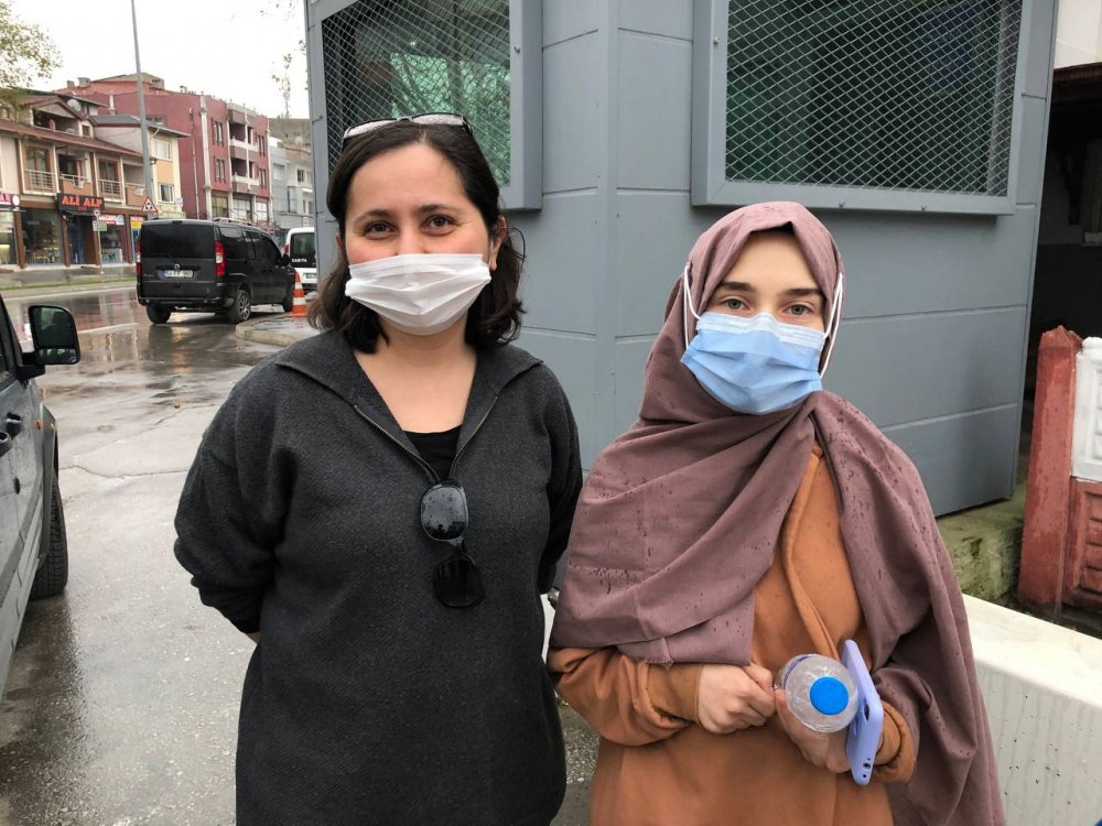 'Yavruları annelerinden ayırmayın' diyen genç kıza tokat