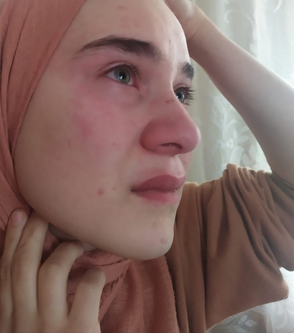 'Yavruları annelerinden ayırmayın' diyen genç kıza tokat