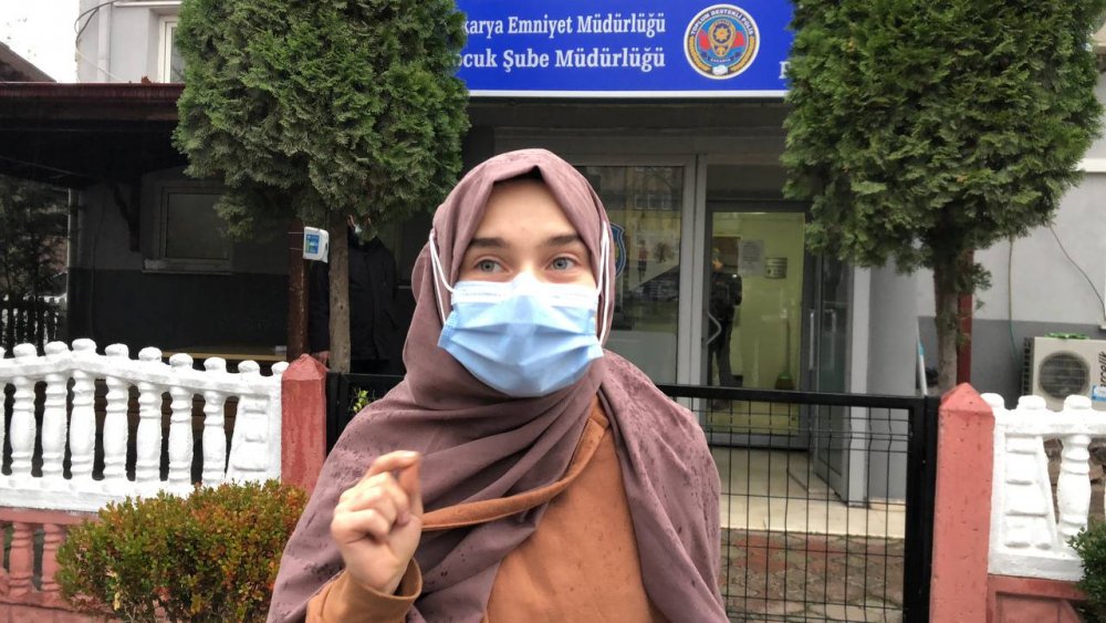 'Yavruları annelerinden ayırmayın' diyen genç kıza tokat