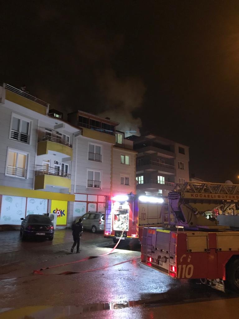 5 katlı binanın çatısı alev alev yandı