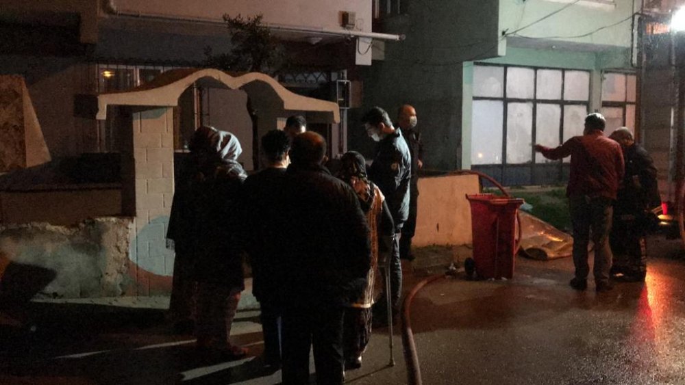 5 katlı binanın çatısı alev alev yandı