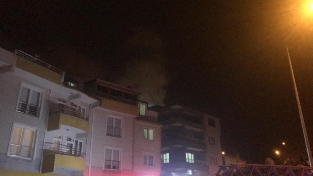 5 katlı binanın çatısı alev alev yandı