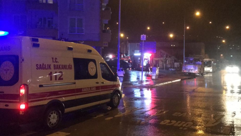 5 katlı binanın çatısı alev alev yandı