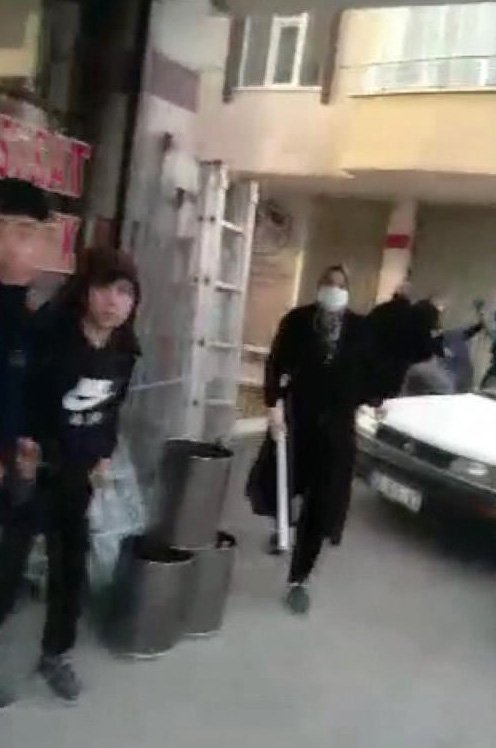 6 kişinin yaralandığı komşu kavgası kamerada