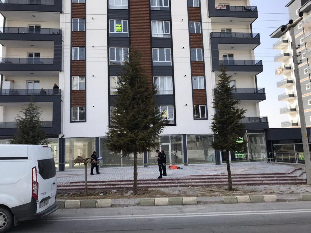 7'nci kat penceresinden düştü