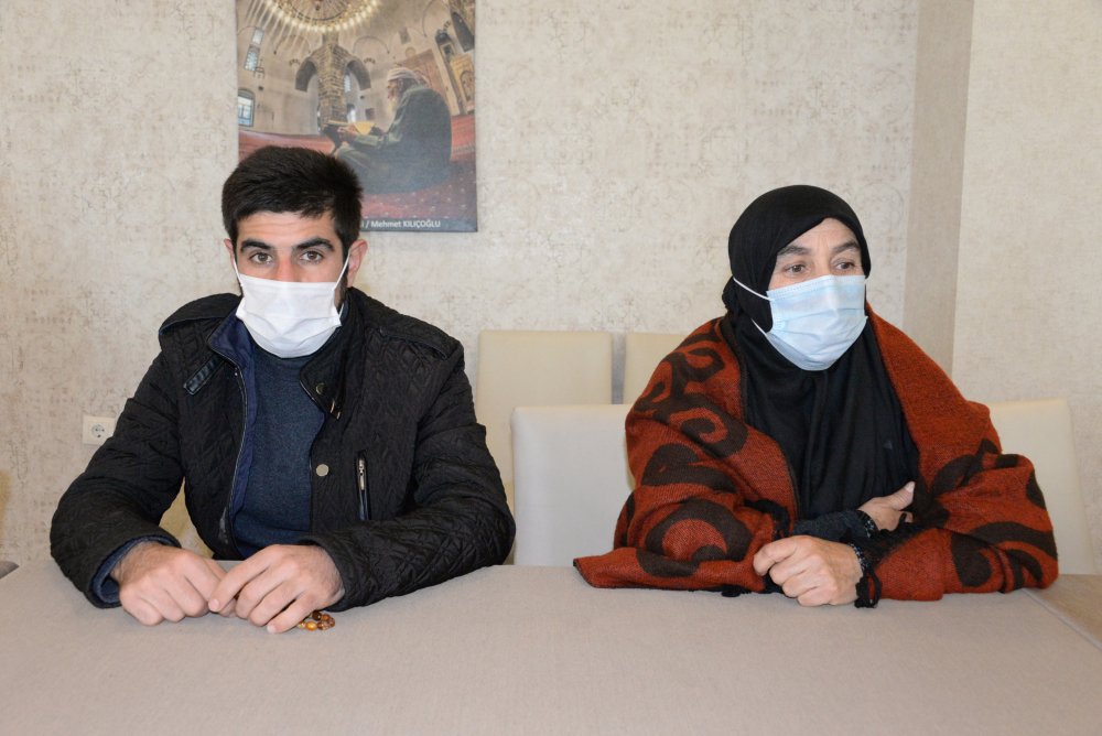 9 sene önce kaçırılan kızı Şeyma için oturma eyleminedeki Nazlı Sancar'dan açıklama: ''Hepimiz evlatlarımızı alıp güler yüzle evimize döneceğiz."