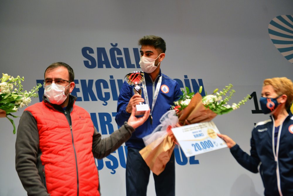 Adana'daki maratonda ilk kez dereceye giren Türk sporcular sevindirdi