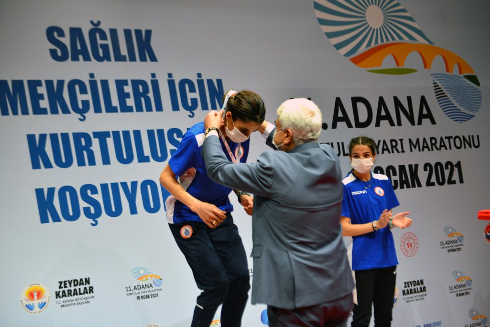 Adana'daki maratonda ilk kez dereceye giren Türk sporcular sevindirdi
