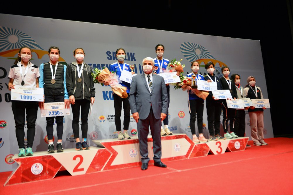 Adana'daki maratonda ilk kez dereceye giren Türk sporcular sevindirdi