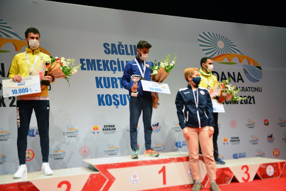 Adana'daki maratonda ilk kez dereceye giren Türk sporcular sevindirdi