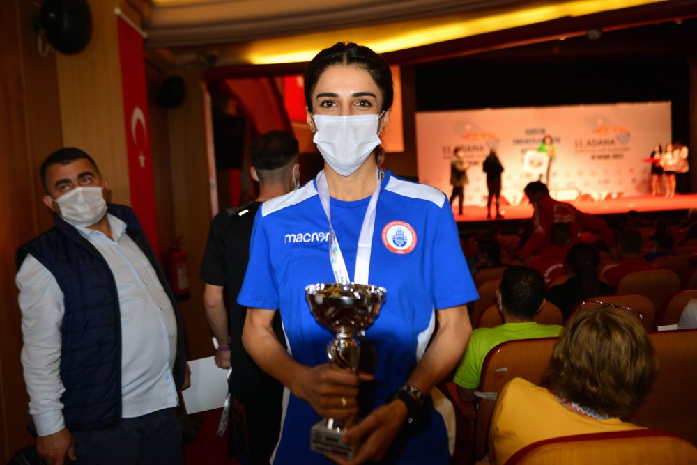 Adana'daki maratonda ilk kez dereceye giren Türk sporcular sevindirdi