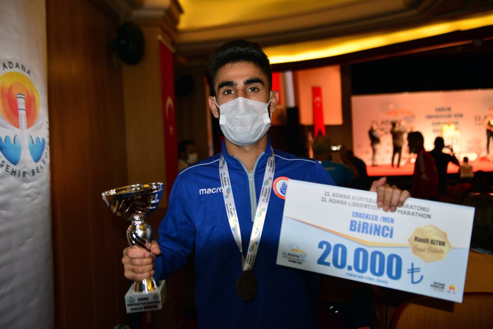 Adana'daki maratonda ilk kez dereceye giren Türk sporcular sevindirdi