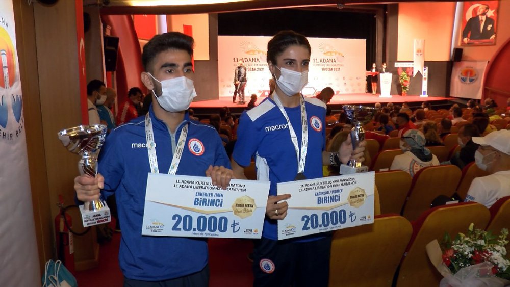 Adana'daki maratonda ilk kez dereceye giren Türk sporcular sevindirdi