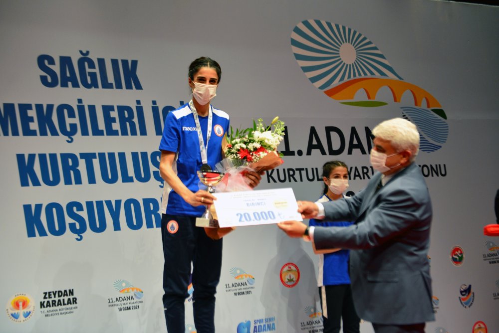 Adana'daki maratonda ilk kez dereceye giren Türk sporcular sevindirdi
