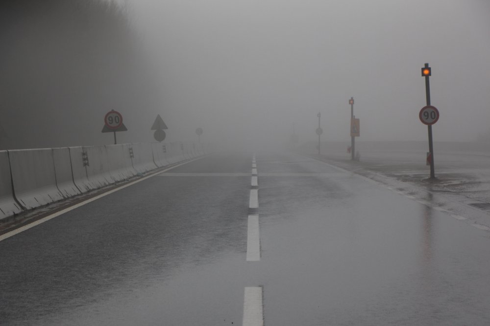 Bolu Dağı'nda sis ve yağmur trafiği mahvetti.