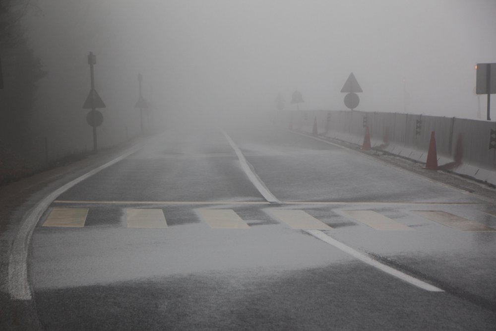 Bolu Dağı'nda sis ve yağmur trafiği mahvetti.