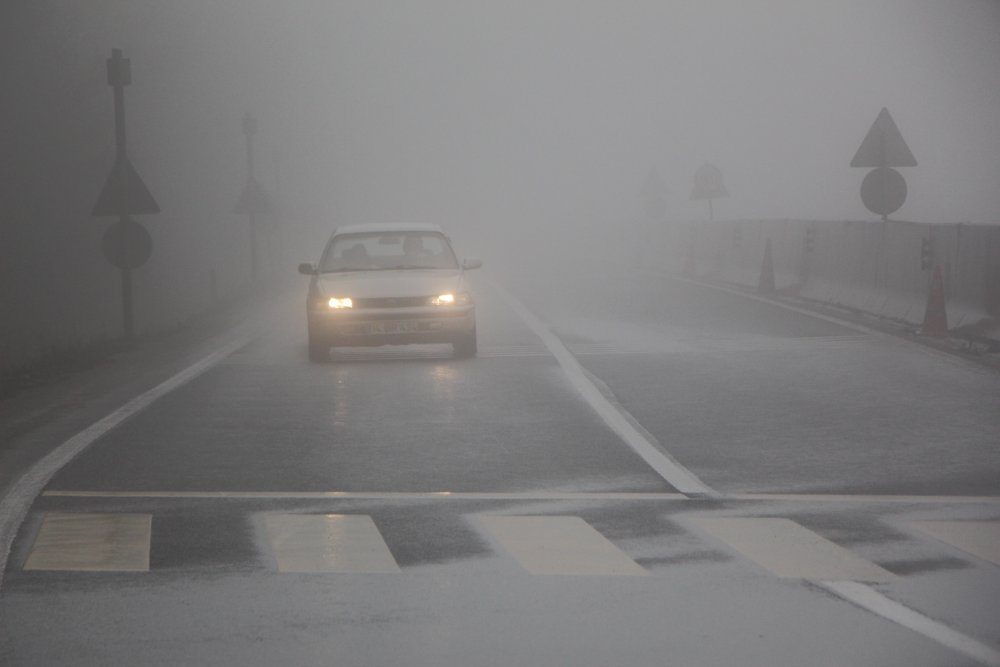 Bolu Dağı'nda sis ve yağmur trafiği mahvetti.