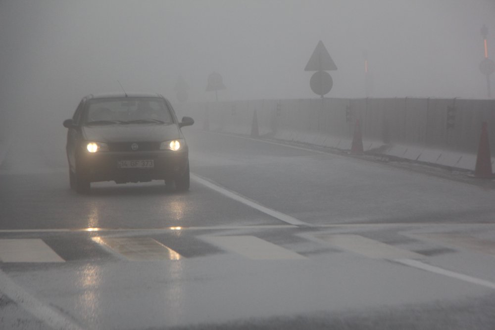 Bolu Dağı'nda sis ve yağmur trafiği mahvetti.